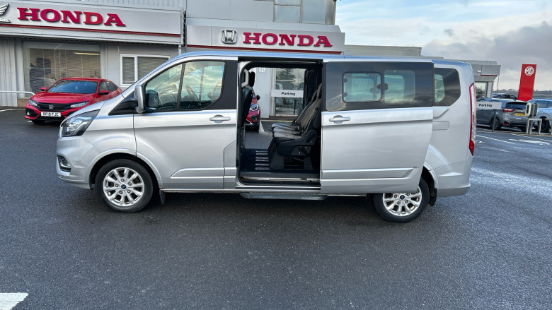 Ford Tourneo Custom Transit Custom Tourneo L2 Diesel Fwd 2.0 EcoBlue 150ps Low Roof 8 Seater Titanium